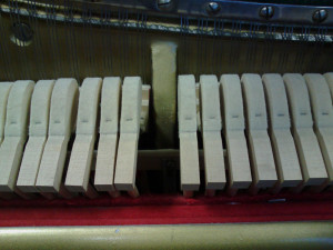 Ремонт пианино в Казани. Слева молоточки пианино до регулировки, справа уже отрихтованные и отрегулированные.